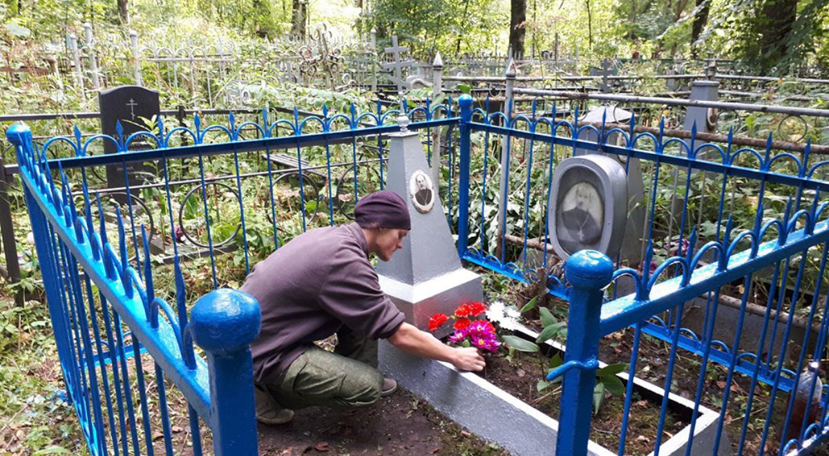 Прийти на кладбище. Уборка могил. Уборка на кладбище. Уборка захоронений. Уборка могилок на кладбище.